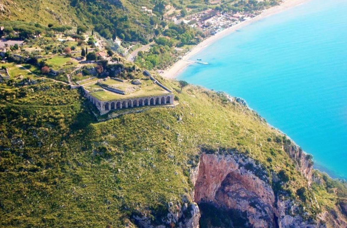 Incantevole Attico 1Minuto Dal Mare Wifi Netflix Terracina Buitenkant foto